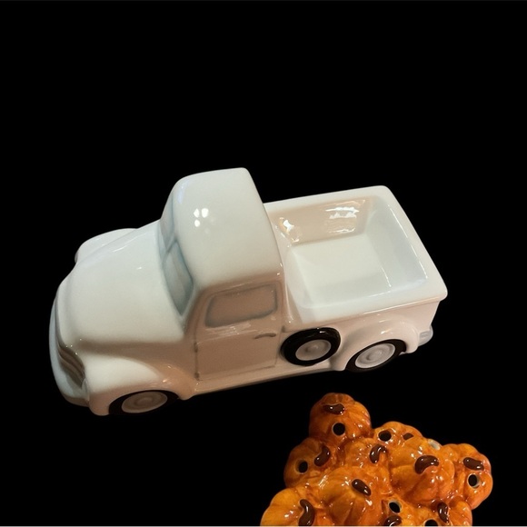 SCENTSY RETRO WHITE TRUCK WITH PUMPKIN PATCH LID - Picture 2 of 3